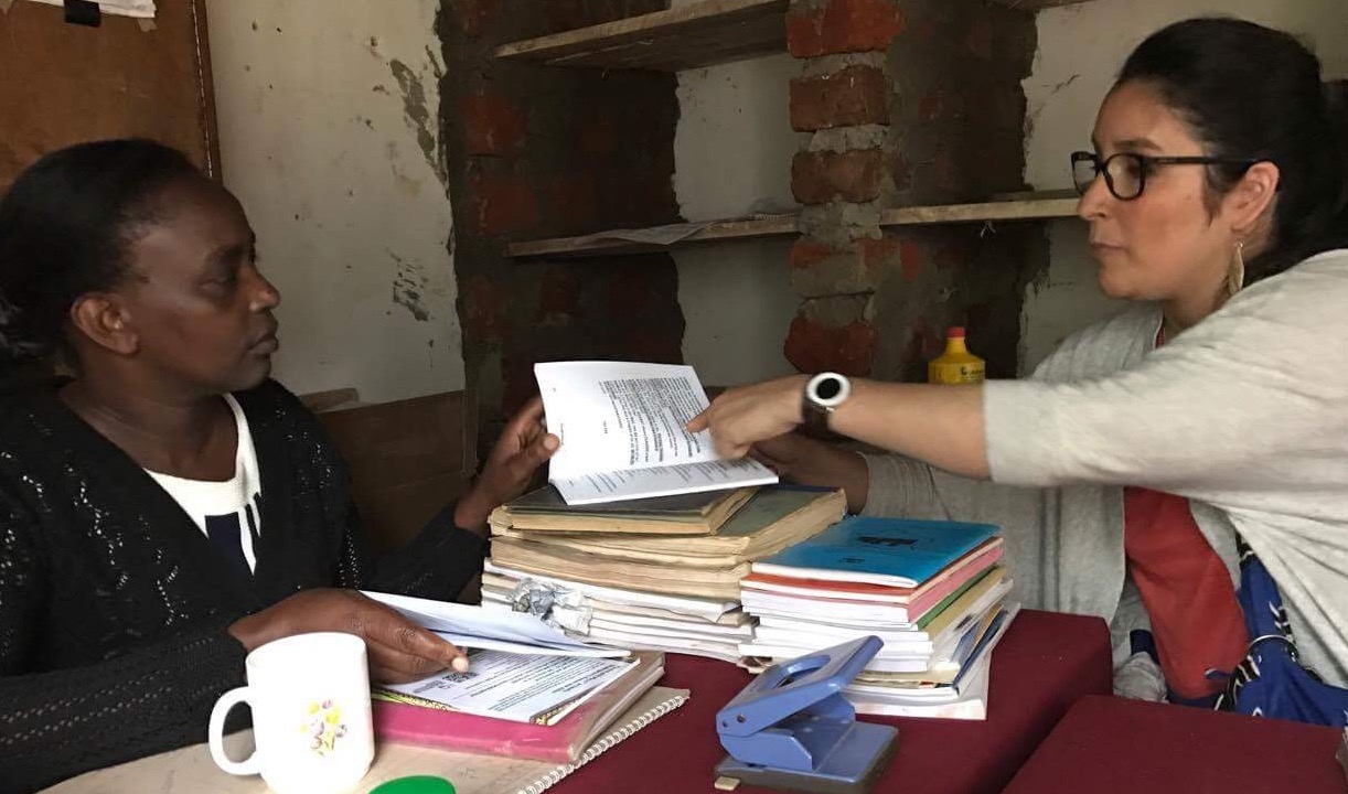 Ginger explaining Shakespeare for Kids book